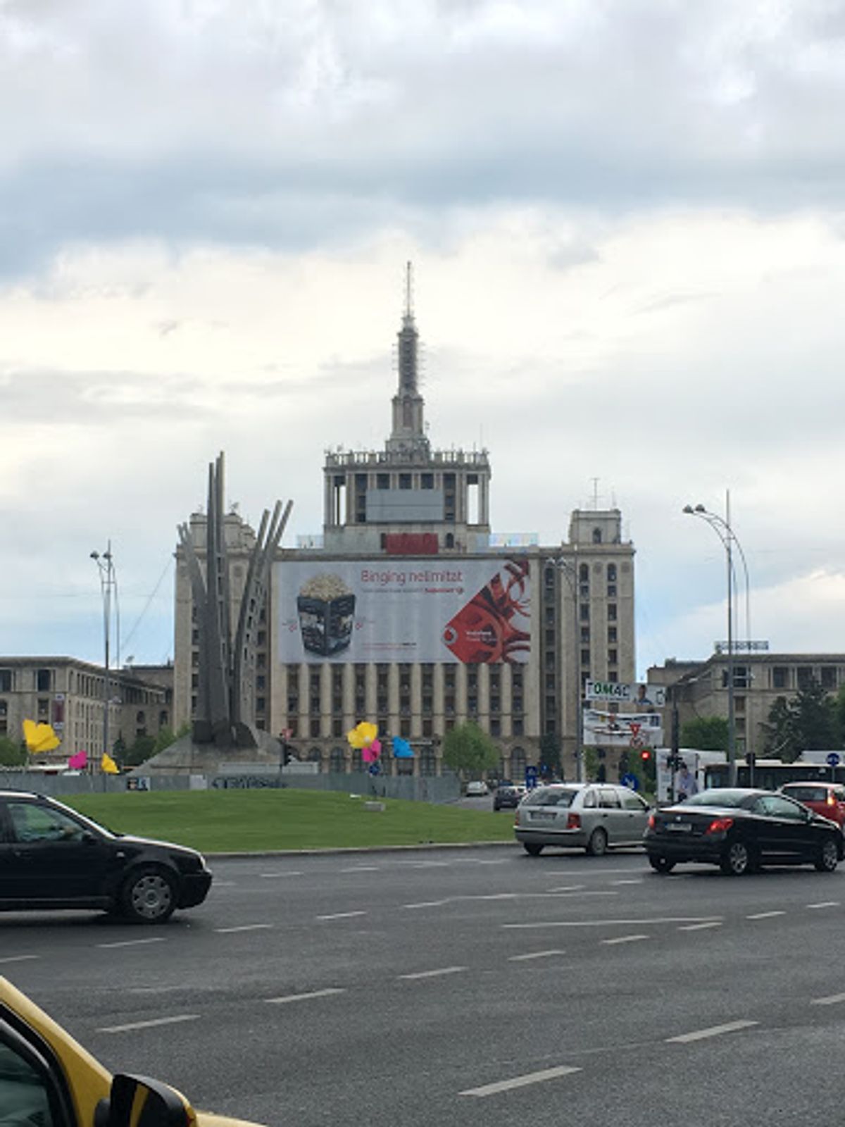 少し歩くと凱旋門が見えてきます。第一次世界大戦の勝利を記念して建てられたも...