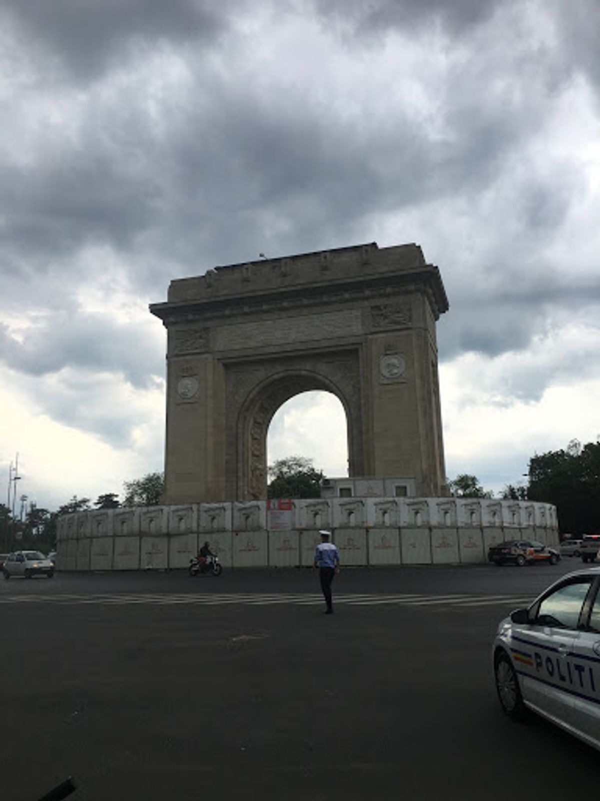 少し歩くと凱旋門が見えてきます。第一次世界大戦の勝利を記念して建てられたも...