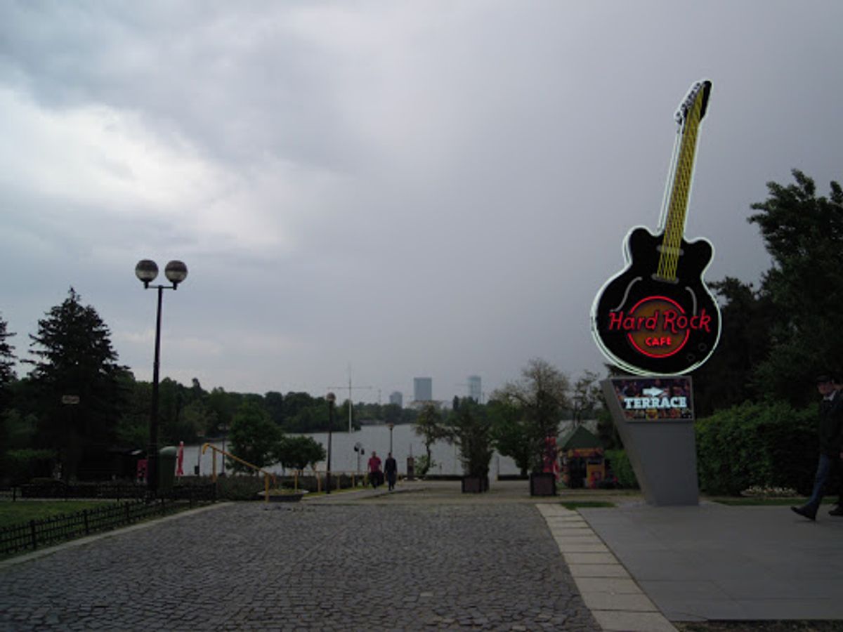 少し歩くと凱旋門が見えてきます。第一次世界大戦の勝利を記念して建てられたも...