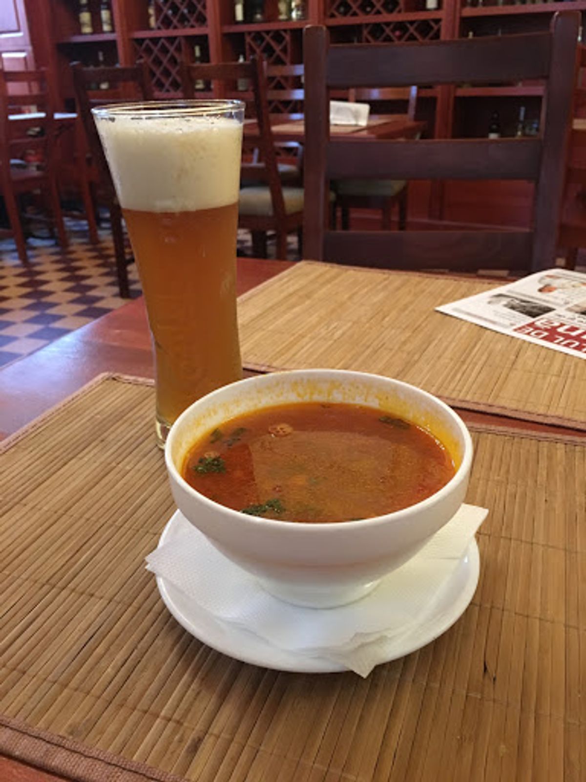 ルーマニアのご飯。ガイドブックにも載ってて何店舗かチェーン展開している店「...