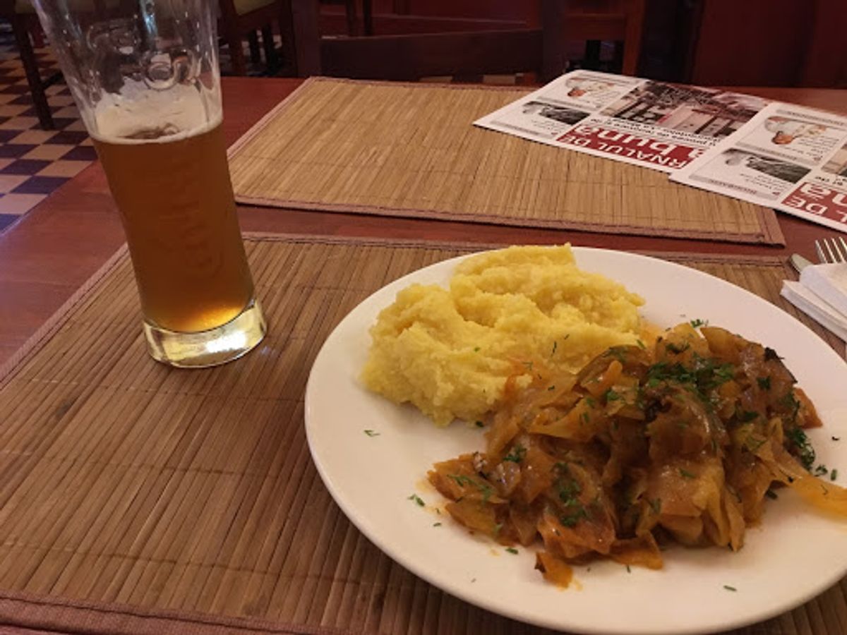 ルーマニアのご飯。ガイドブックにも載ってて何店舗かチェーン展開している店「...