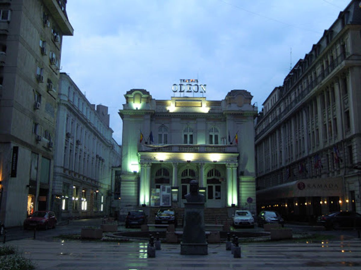 日没近く、ホテル周辺を散策。ホテル前(Capitol)の広場、Teatru...