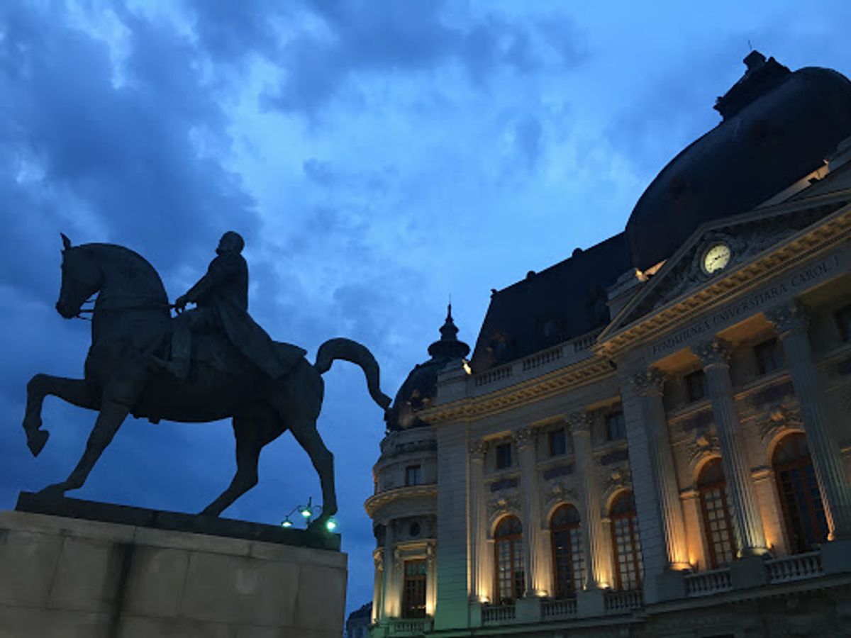 革命広場です。今は美術館となっている共和国宮殿、旧共産党本部などの建物があ...