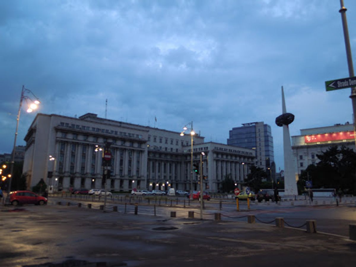 革命広場です。今は美術館となっている共和国宮殿、旧共産党本部などの建物があ...