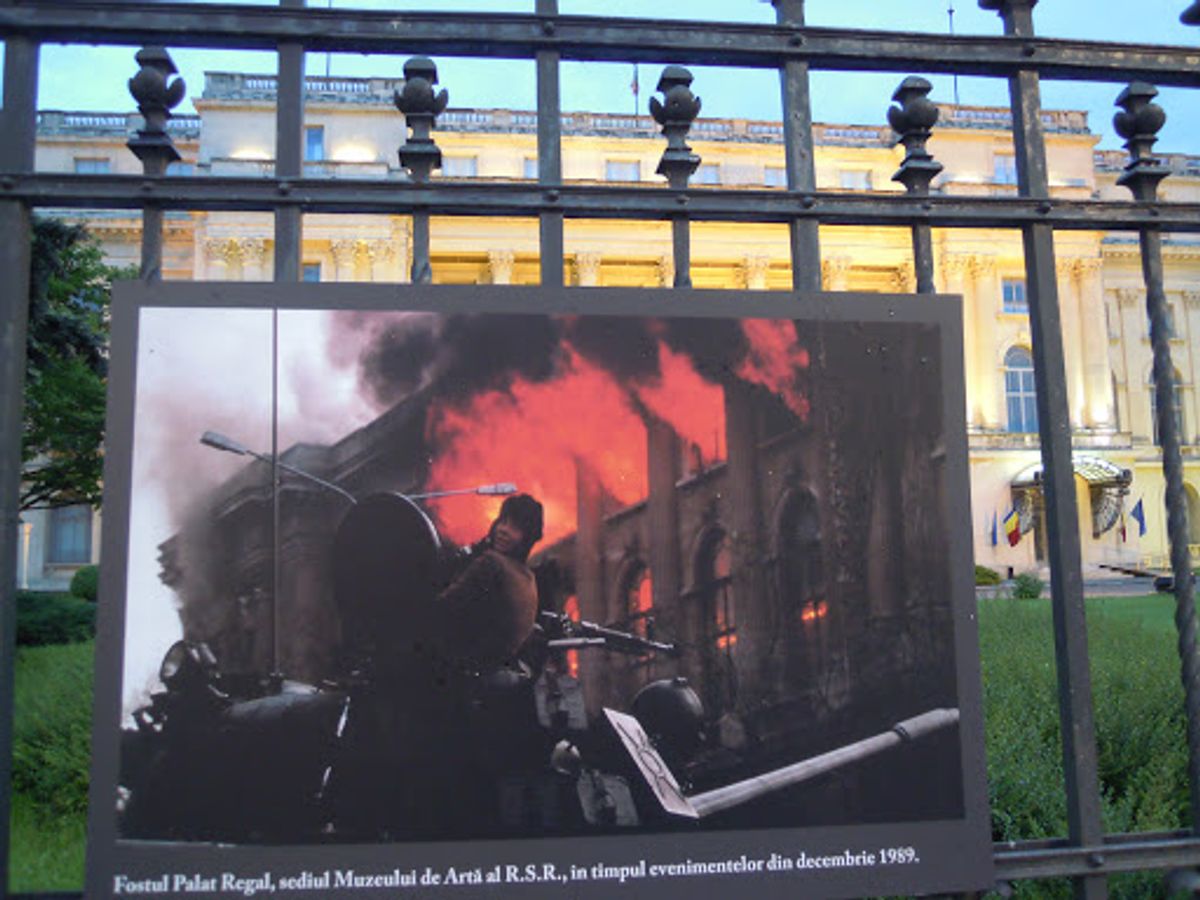 革命広場です。今は美術館となっている共和国宮殿、旧共産党本部などの建物があ...