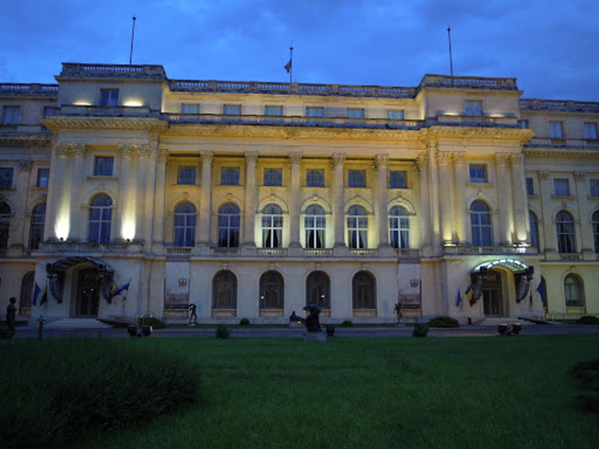 革命広場です。今は美術館となっている共和国宮殿、旧共産党本部などの建物があ...