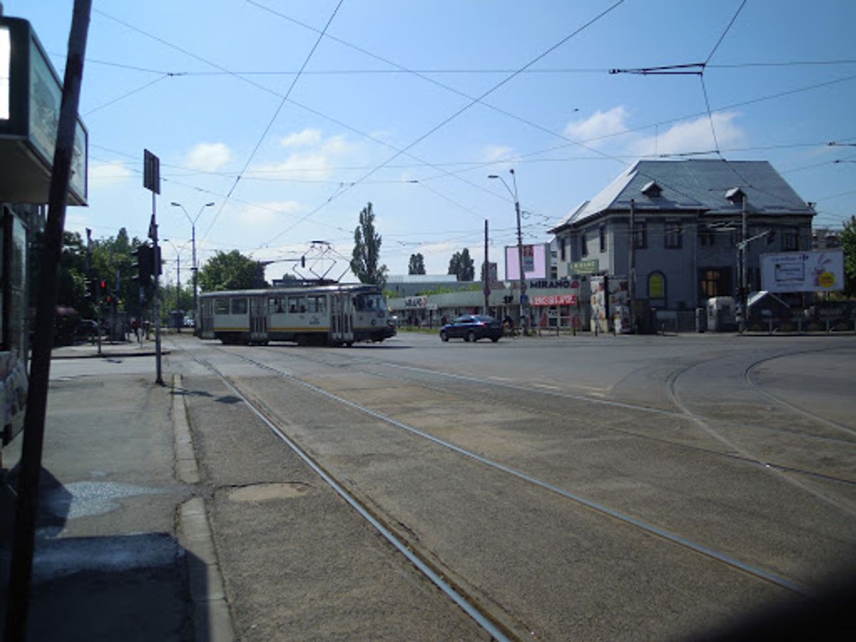 仕方なしに国民の館を一周してみても入れる雰囲気はなく(とにかく巨大なので、...