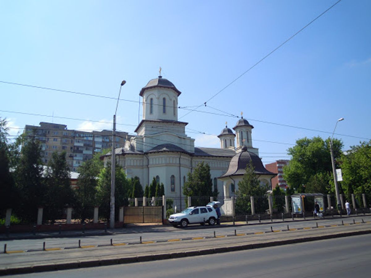 仕方なしに国民の館を一周してみても入れる雰囲気はなく(とにかく巨大なので、...