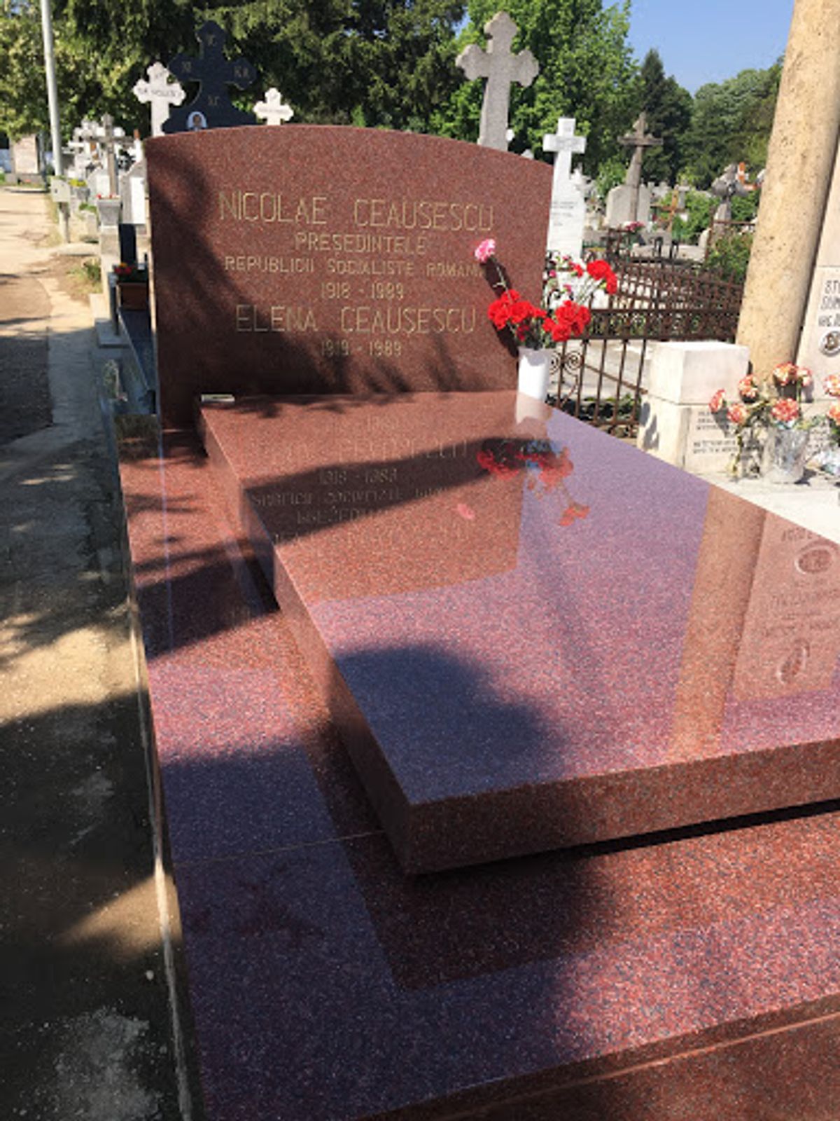 Cimitirul Ghenvea(ゲンチェア墓地)です。地図で見ると近い...