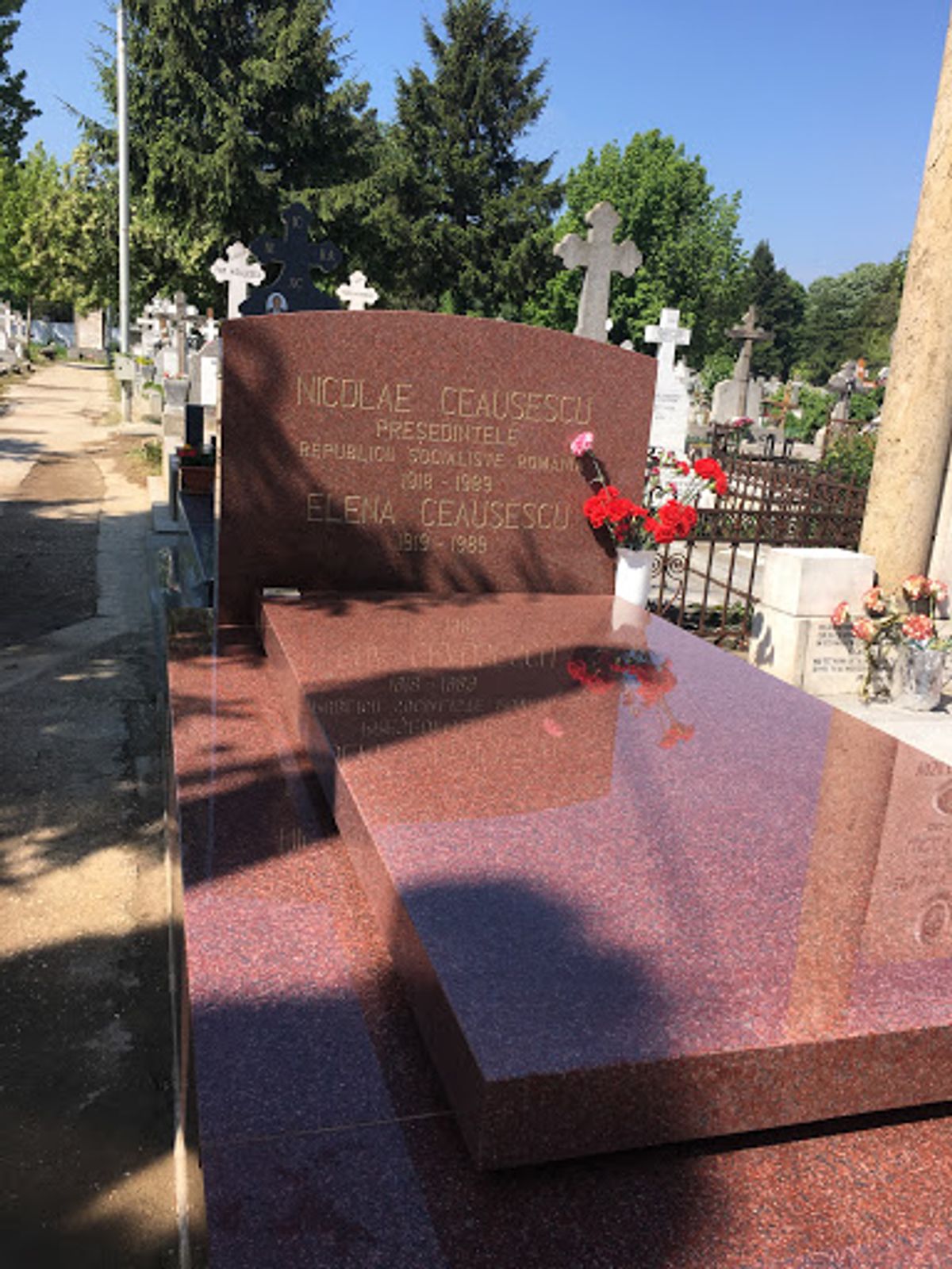 Cimitirul Ghenvea(ゲンチェア墓地)です。地図で見ると近い...