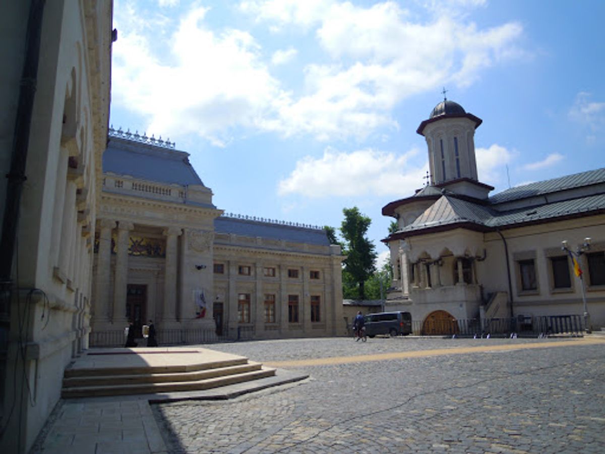 戻ってきて、統一広場から坂を上がった所にある大主教教会へ。