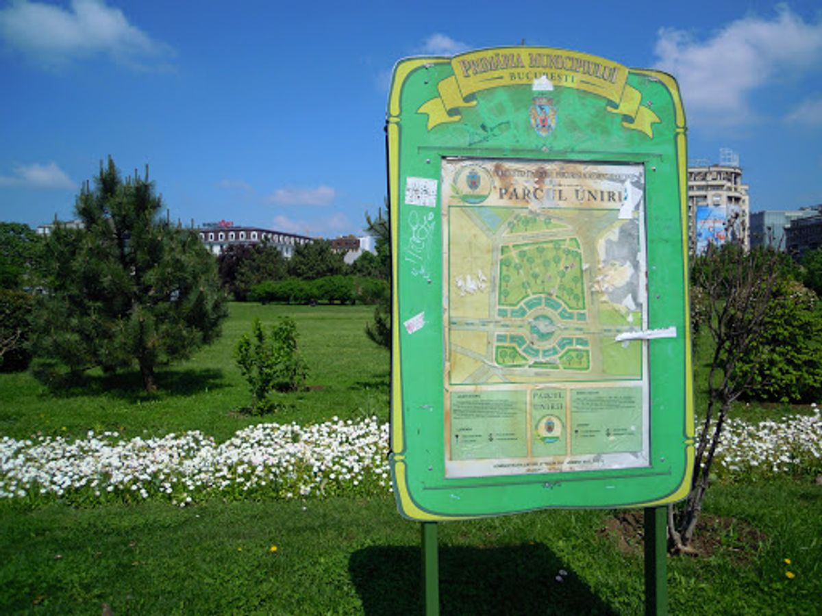 統一広場周辺散策。スタバは「まがいモンじゃないよね？」と思うくらい質素。中...