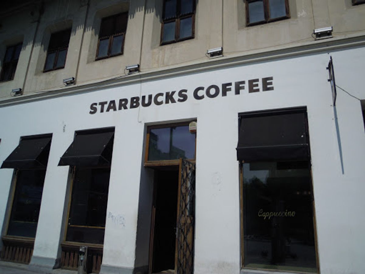 統一広場周辺散策。スタバは「まがいモンじゃないよね？」と思うくらい質素。中...