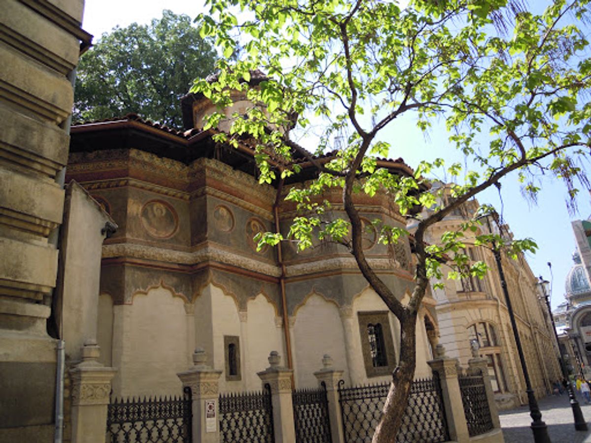 スタヴロポレオス教会。ブカレストで最も古い教会の一つ。やはり中には入れず(...