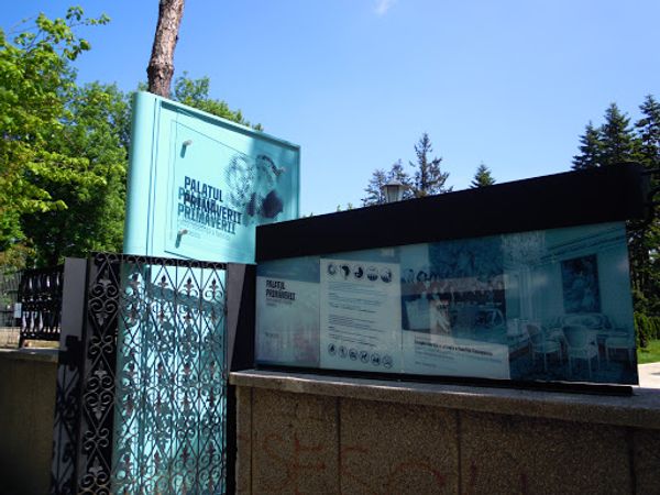 ルーマニア・Bucharest「東欧革命について、ルーマニア」の写真：午後はもう一つの目玉、チャウシェスクのお...