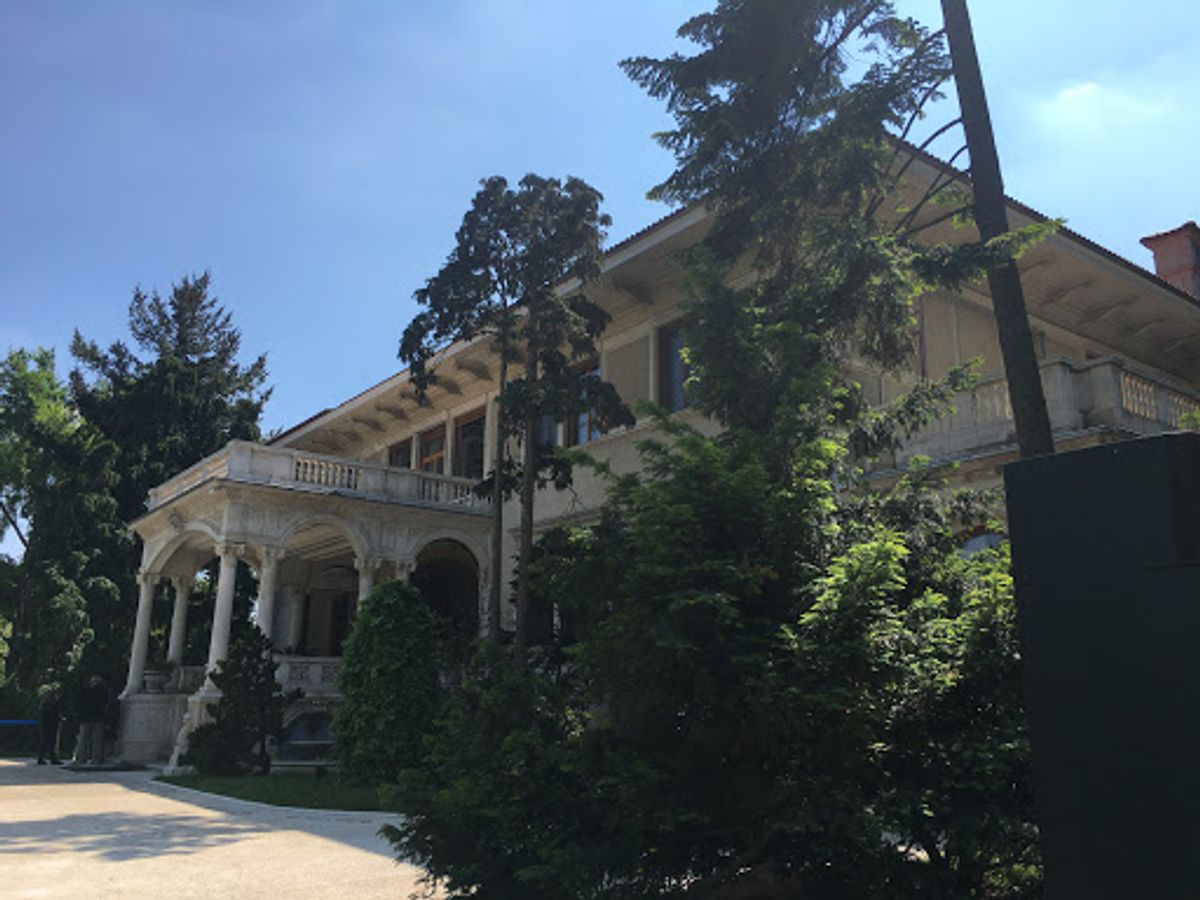 午後はもう一つの目玉、チャウシェスクのお家見学。私が訪れるほんの数週間前に...