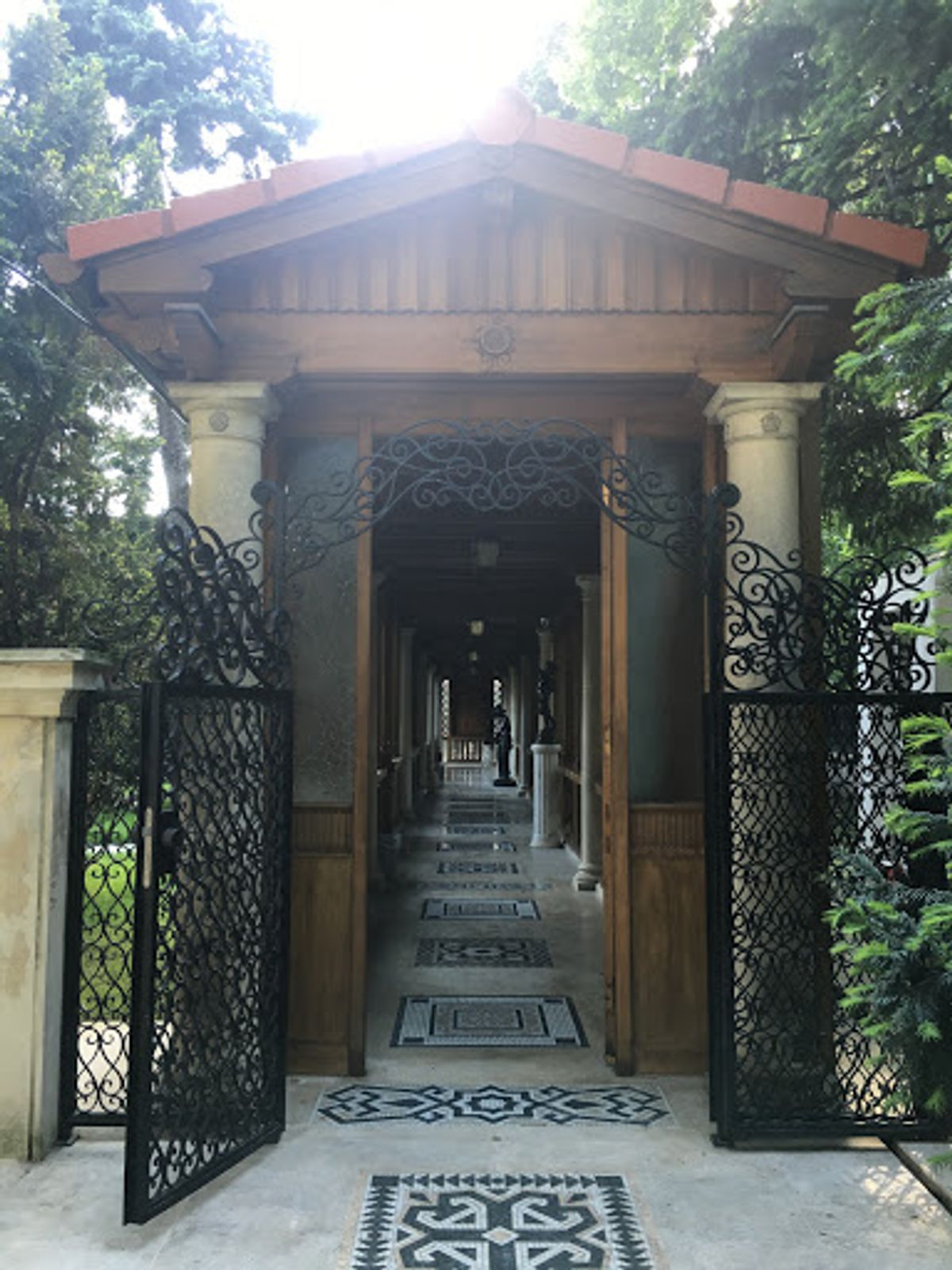 午後はもう一つの目玉、チャウシェスクのお家見学。私が訪れるほんの数週間前に...