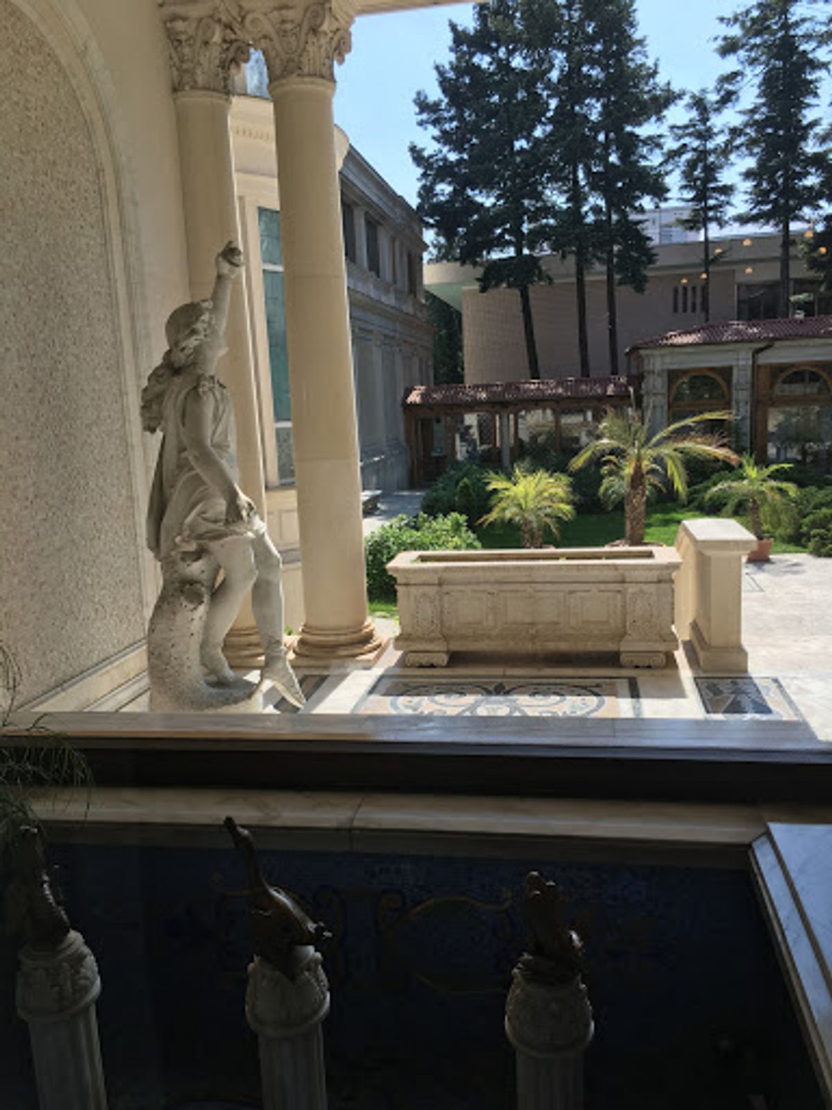 豪華絢爛なチャウシェスク邸内部。