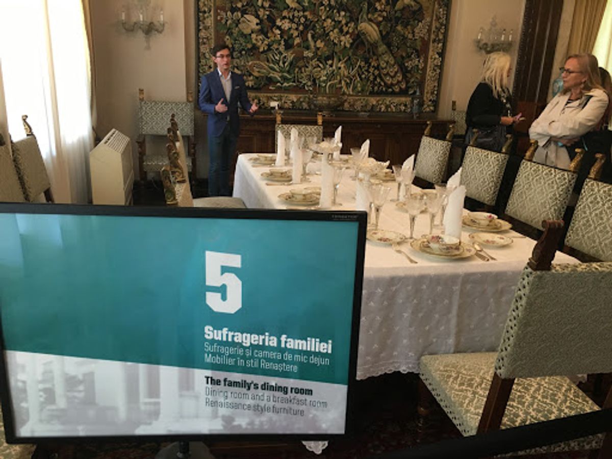 豪華絢爛なチャウシェスク邸内部。