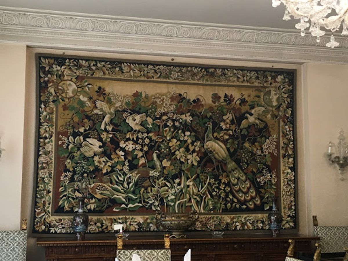 豪華絢爛なチャウシェスク邸内部。