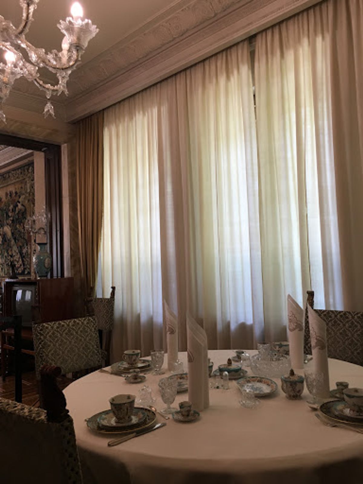 豪華絢爛なチャウシェスク邸内部。