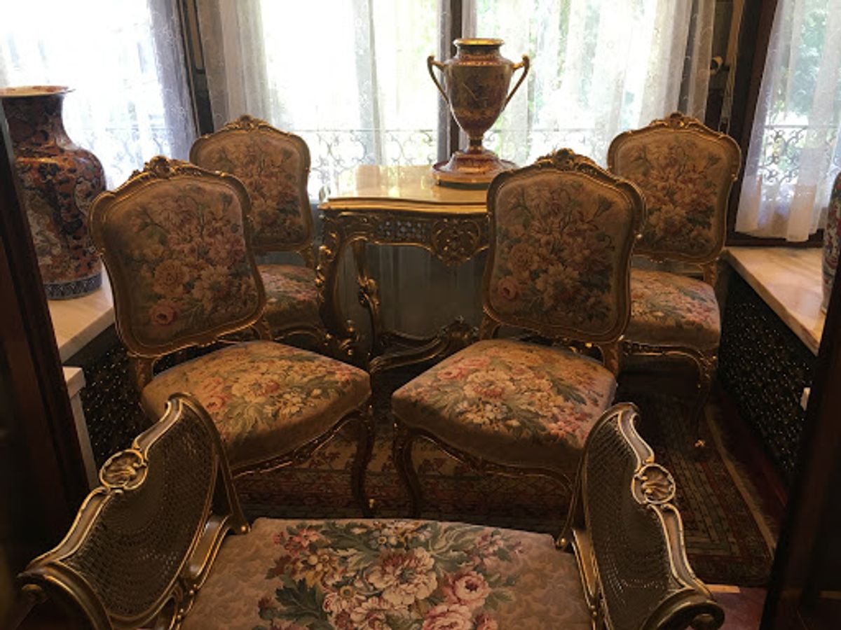 豪華絢爛なチャウシェスク邸内部。