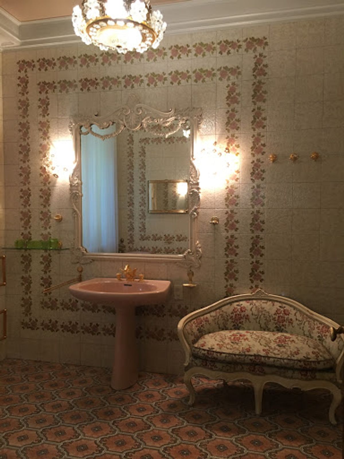 豪華絢爛なチャウシェスク邸内部。