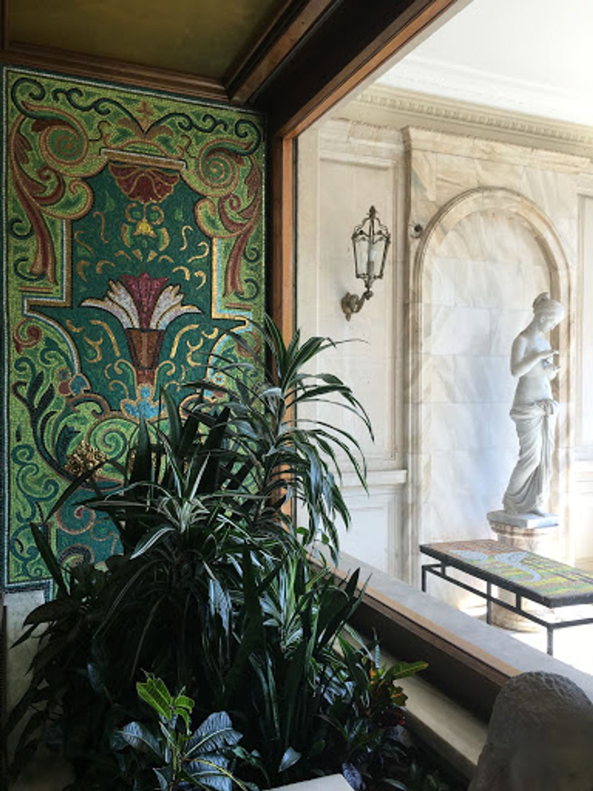 豪華絢爛なチャウシェスク邸内部。