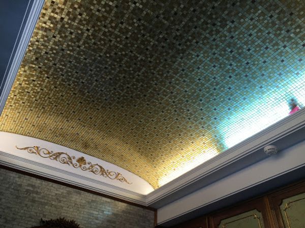 ルーマニア・Bucharest「東欧革命について、ルーマニア」の写真：豪華絢爛なチャウシェスク邸内部。壁や床の...