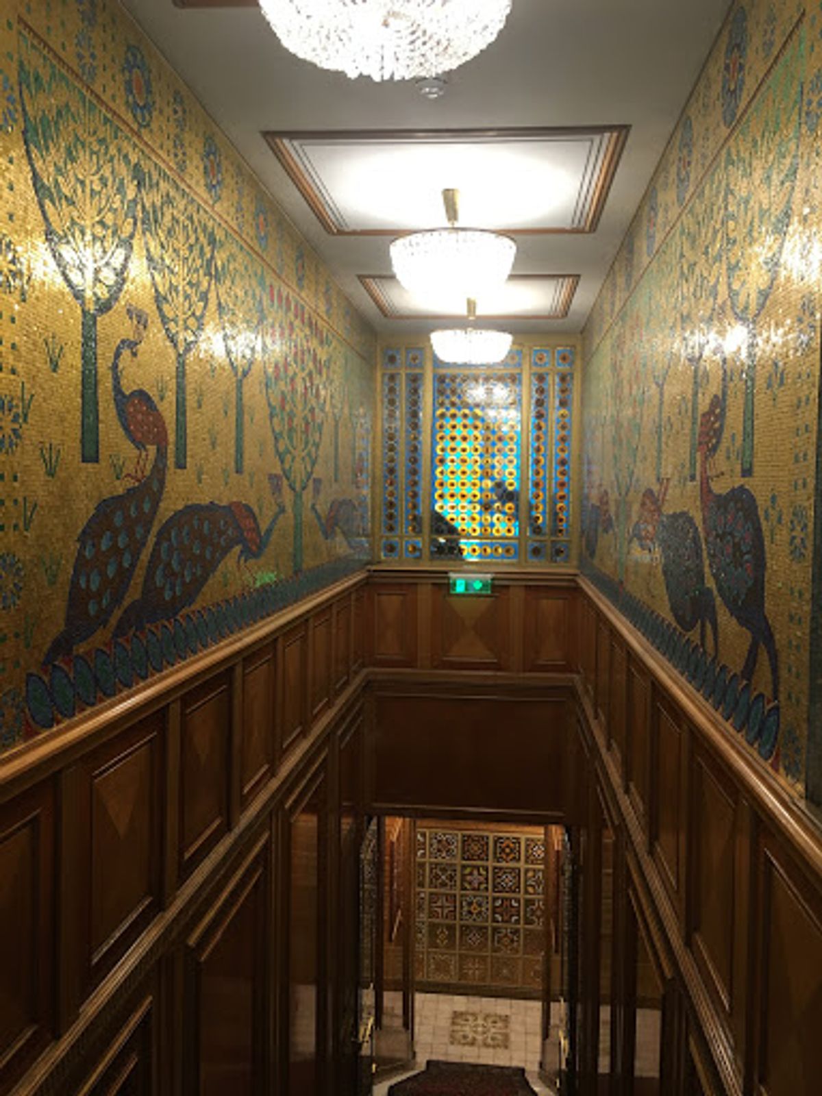 豪華絢爛なチャウシェスク邸内部。
大統領夫妻のクローゼット。