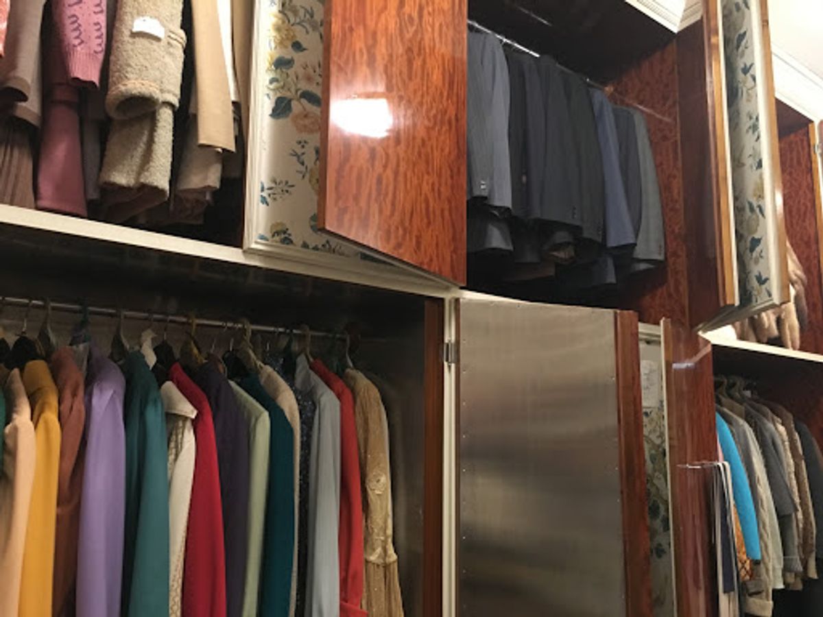 豪華絢爛なチャウシェスク邸内部。
大統領夫妻のクローゼット。