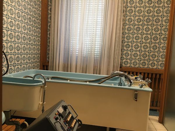 ルーマニア・Bucharest「東欧革命について、ルーマニア」の写真：豪華絢爛なチャウシェスク邸内部。
浴室は...