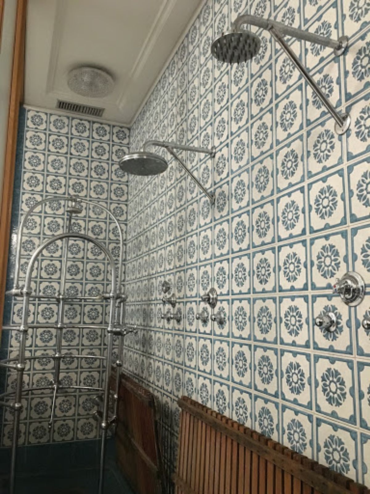 豪華絢爛なチャウシェスク邸内部。
浴室は不思議な感じ。