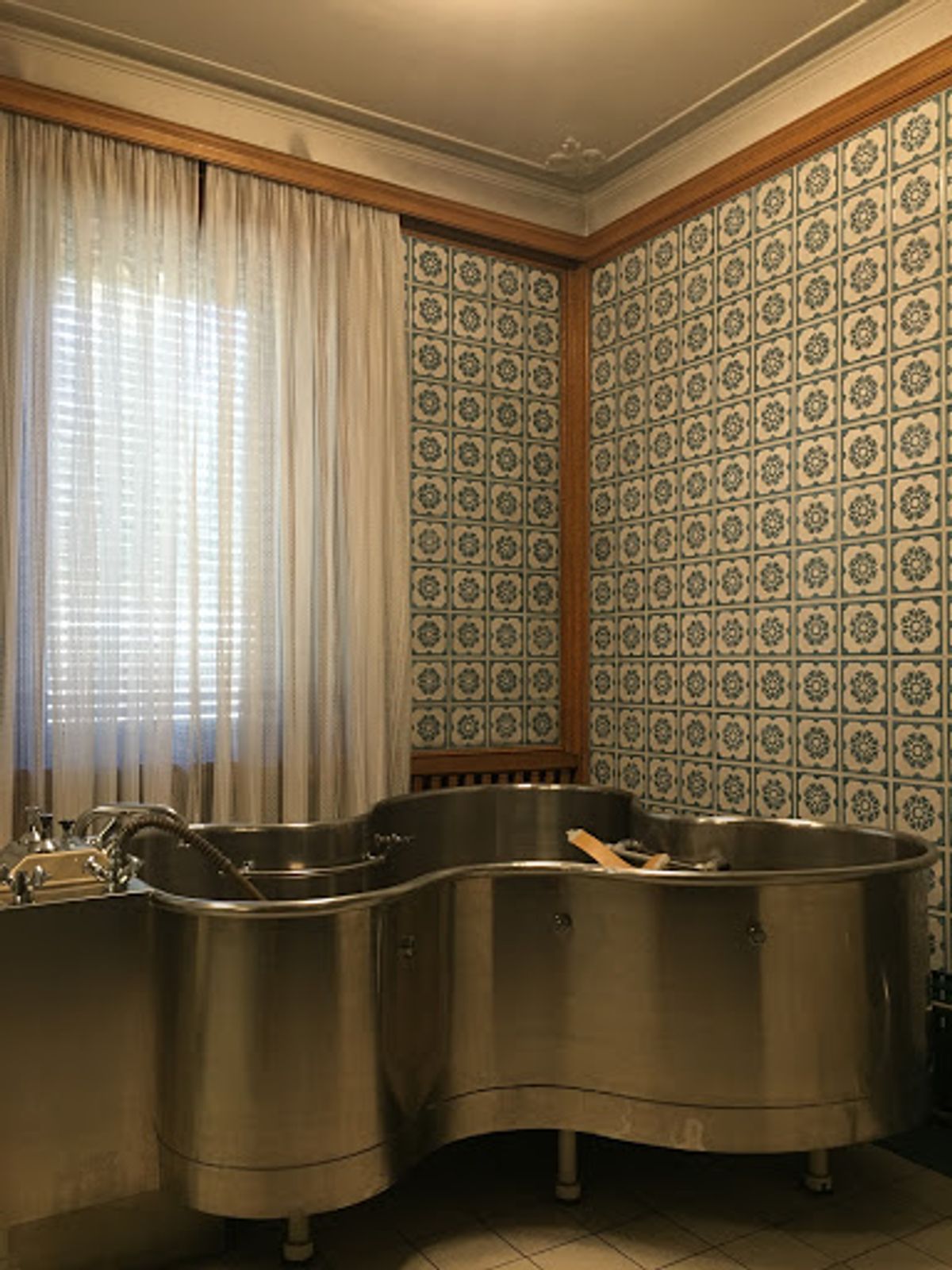 豪華絢爛なチャウシェスク邸内部。
浴室は不思議な感じ。