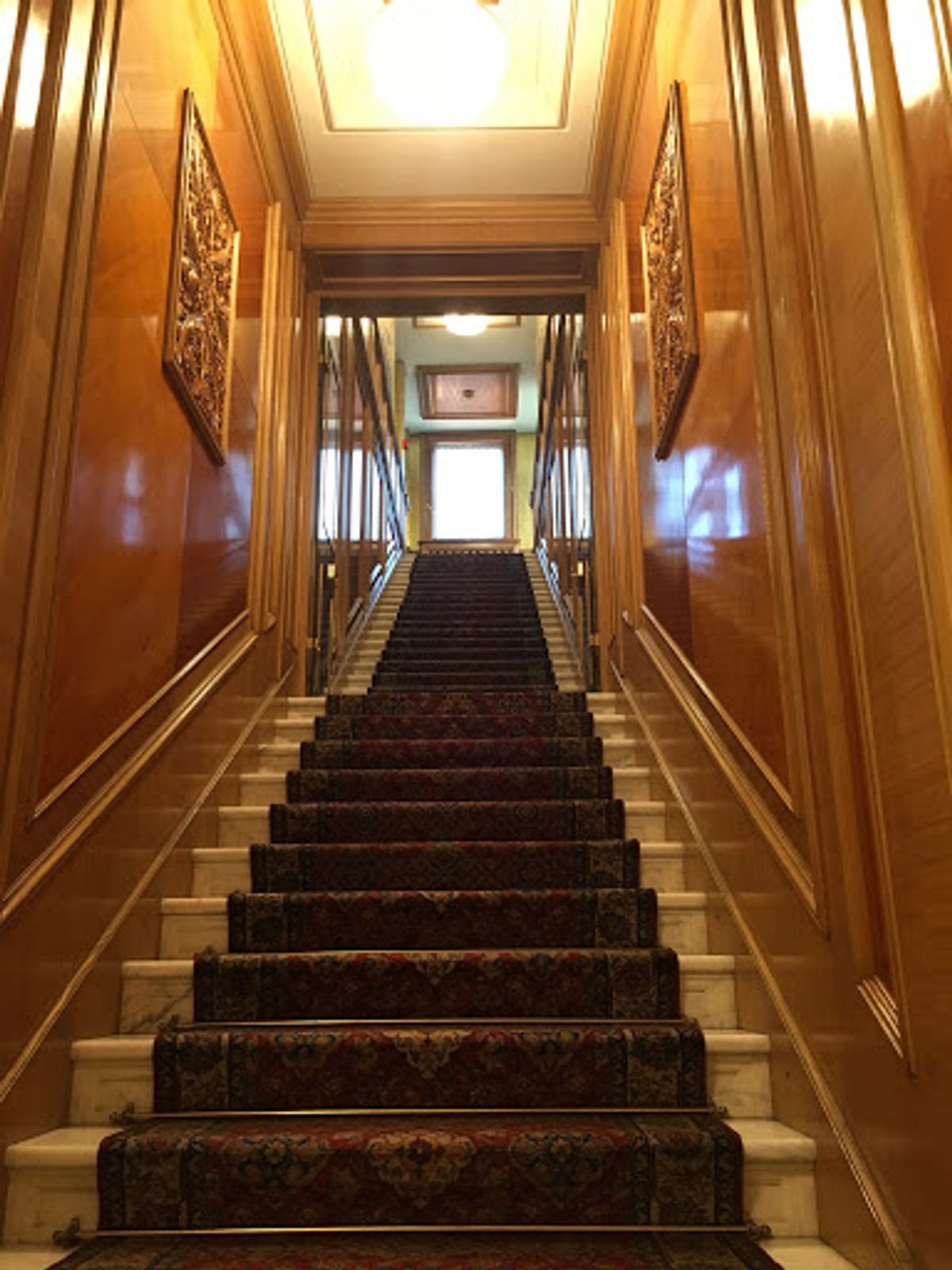 豪華絢爛なチャウシェスク邸内部。
浴室は不思議な感じ。