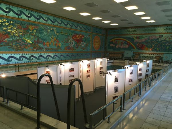 ルーマニア・Bucharest「東欧革命について、ルーマニア」の写真：豪華絢爛なチャウシェスク邸内部。プールだ...