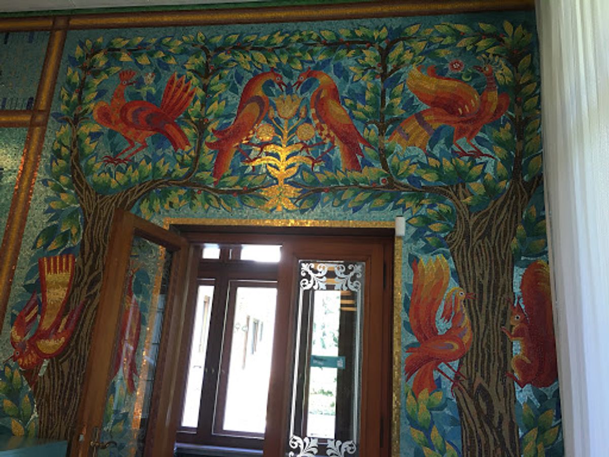 豪華絢爛なチャウシェスク邸内部。プールだったところ。モザイクすごかった。