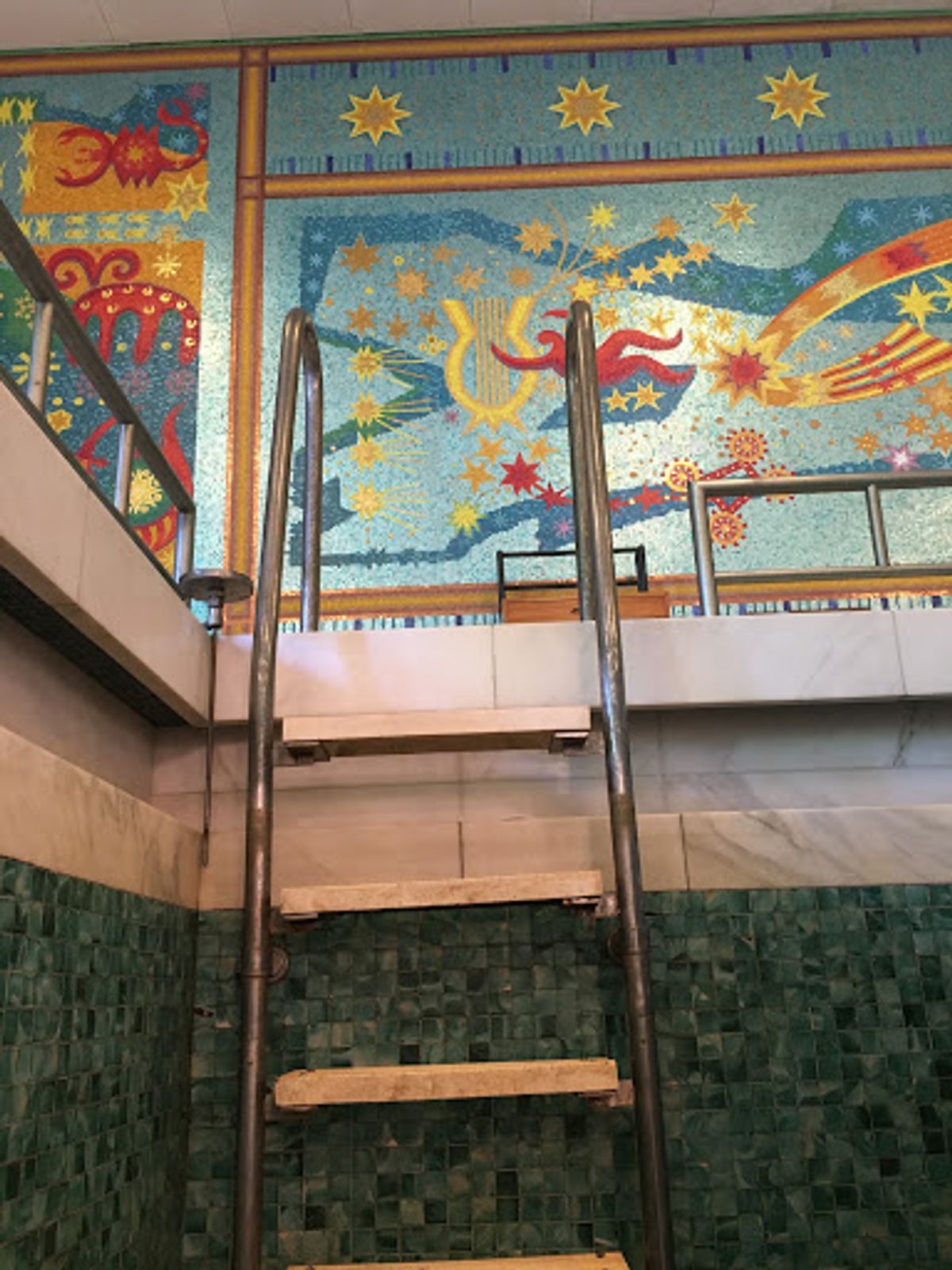 豪華絢爛なチャウシェスク邸内部。プールだったところ。モザイクすごかった。