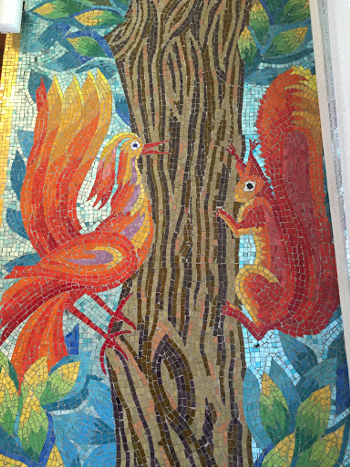 豪華絢爛なチャウシェスク邸内部。プールだったところ。モザイクすごかった。