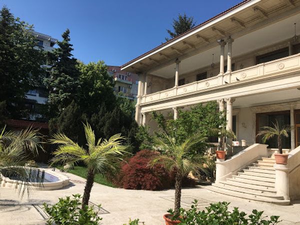 ルーマニア・Bucharest「東欧革命について、ルーマニア」の写真：豪華絢爛なチャウシェスク邸内部。庭。孔雀...