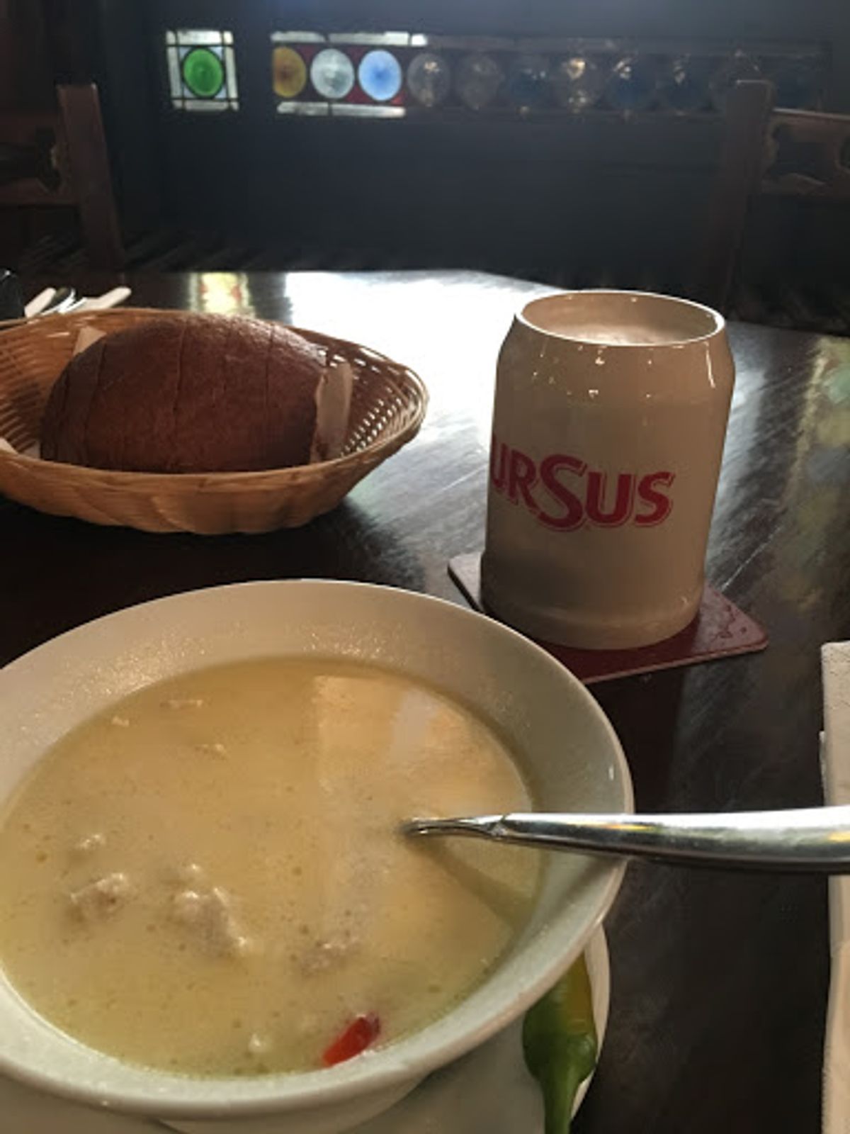 晩ご飯。ホテルのフロントに頼んで、有名な店Caru’cu Bereを予約し...