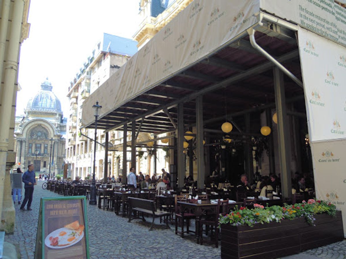 晩ご飯。ホテルのフロントに頼んで、有名な店Caru’cu Bereを予約し...