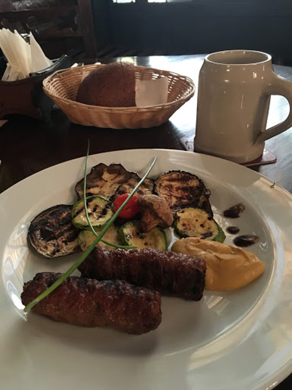 晩ご飯。ホテルのフロントに頼んで、有名な店Caru’cu Bereを予約し...