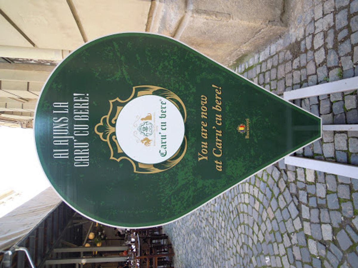 晩ご飯。ホテルのフロントに頼んで、有名な店Caru’cu Bereを予約し...