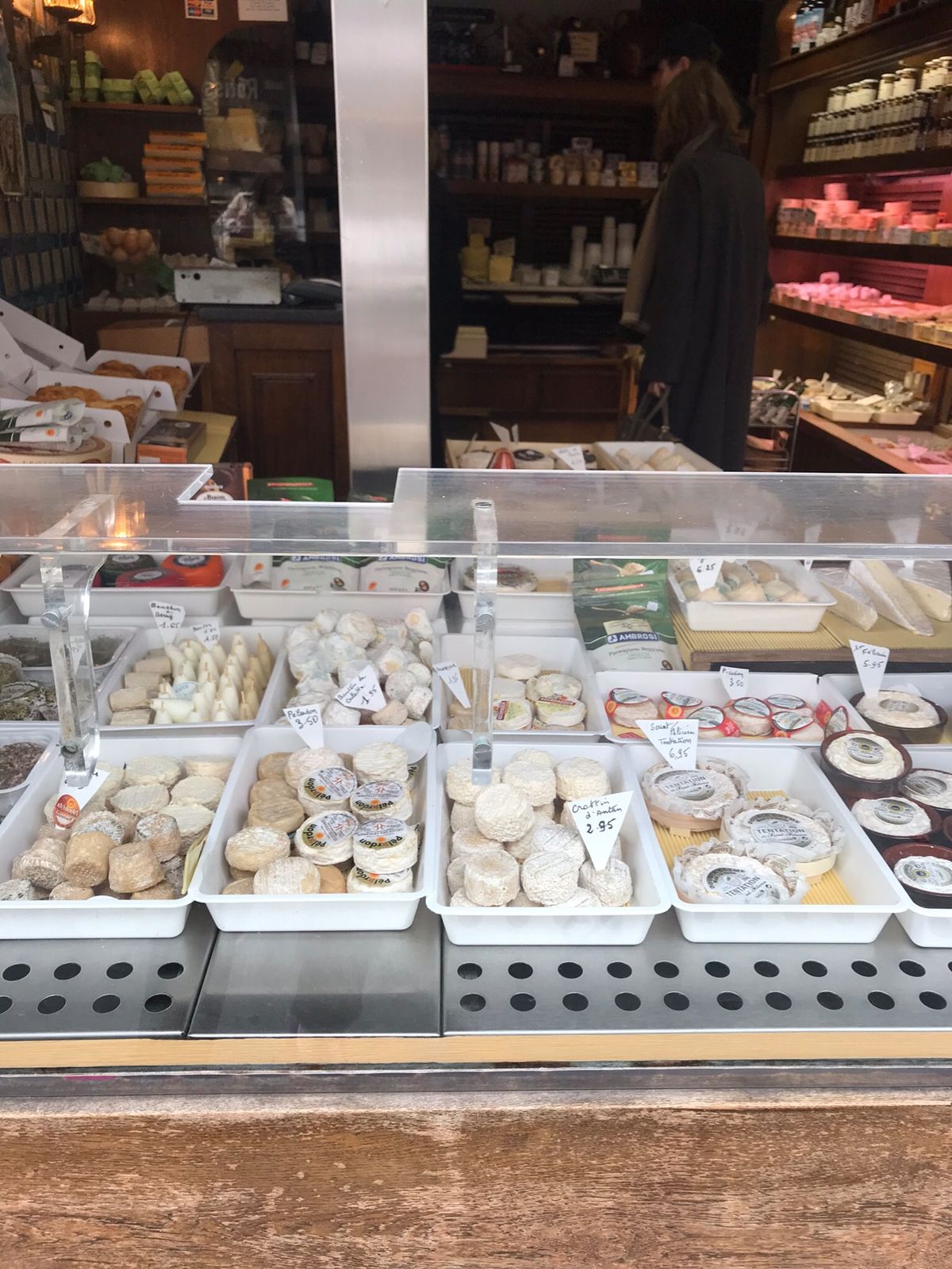 朝食後にホテルの近所を散策中。
何を見てもワクワクした活動１日目。