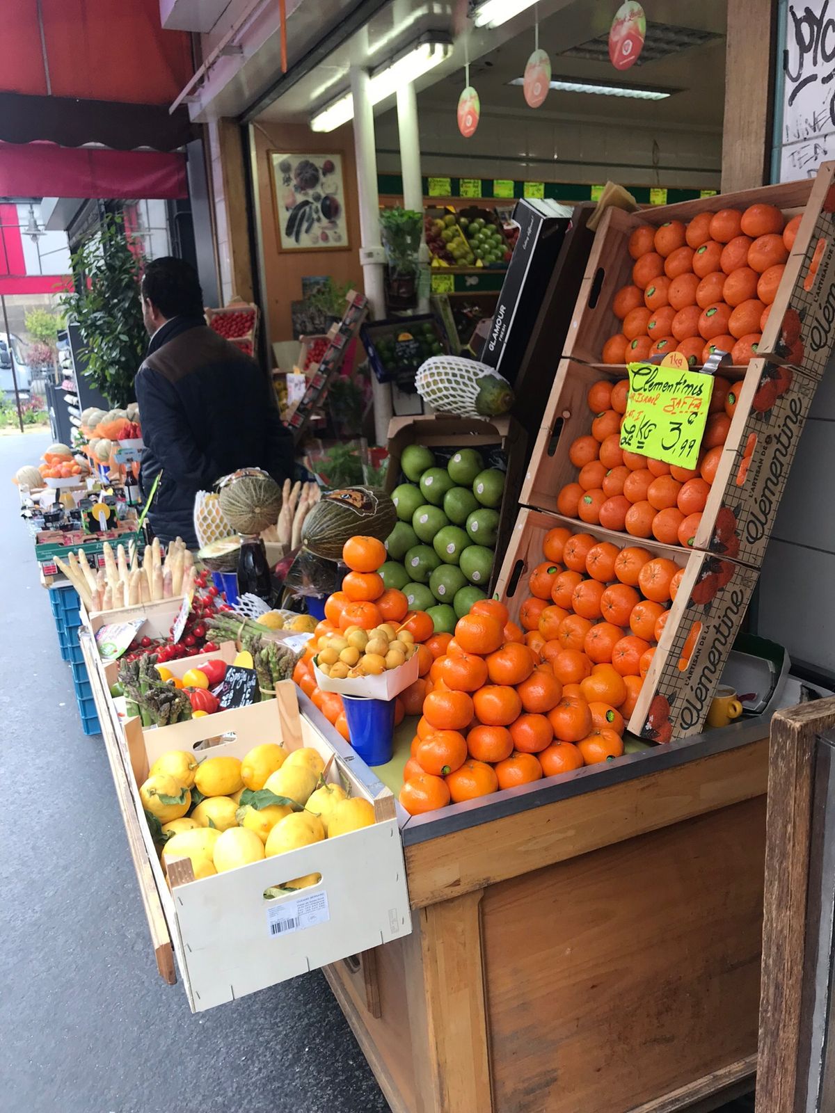 朝食後にホテルの近所を散策中。
何を見てもワクワクした活動１日目。
