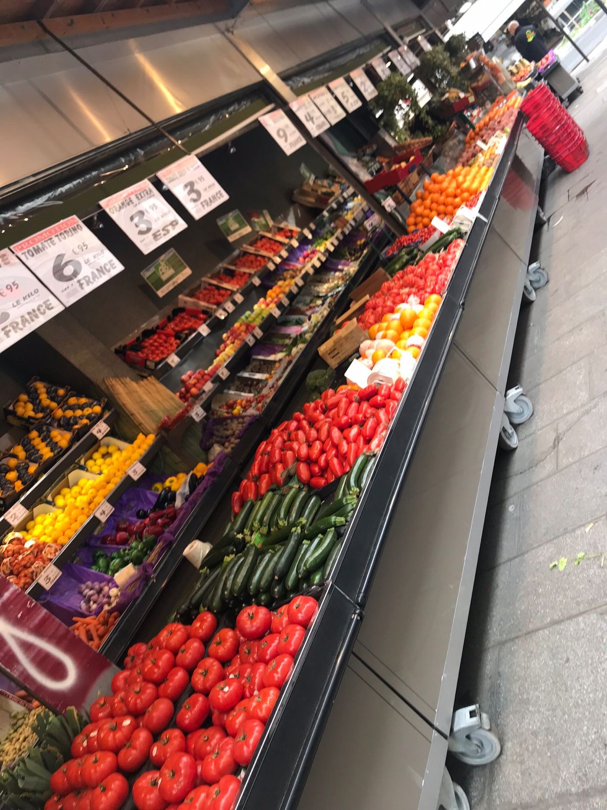 朝食後にホテルの近所を散策中。
何を見てもワクワクした活動１日目。