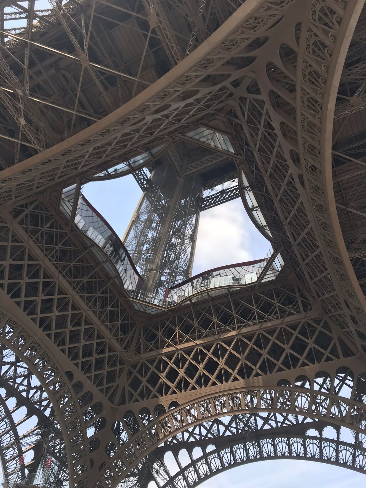 エッフェル塔は間近で見ると、ホントに刺繍のようだし、ミルクチョコのようなカ...