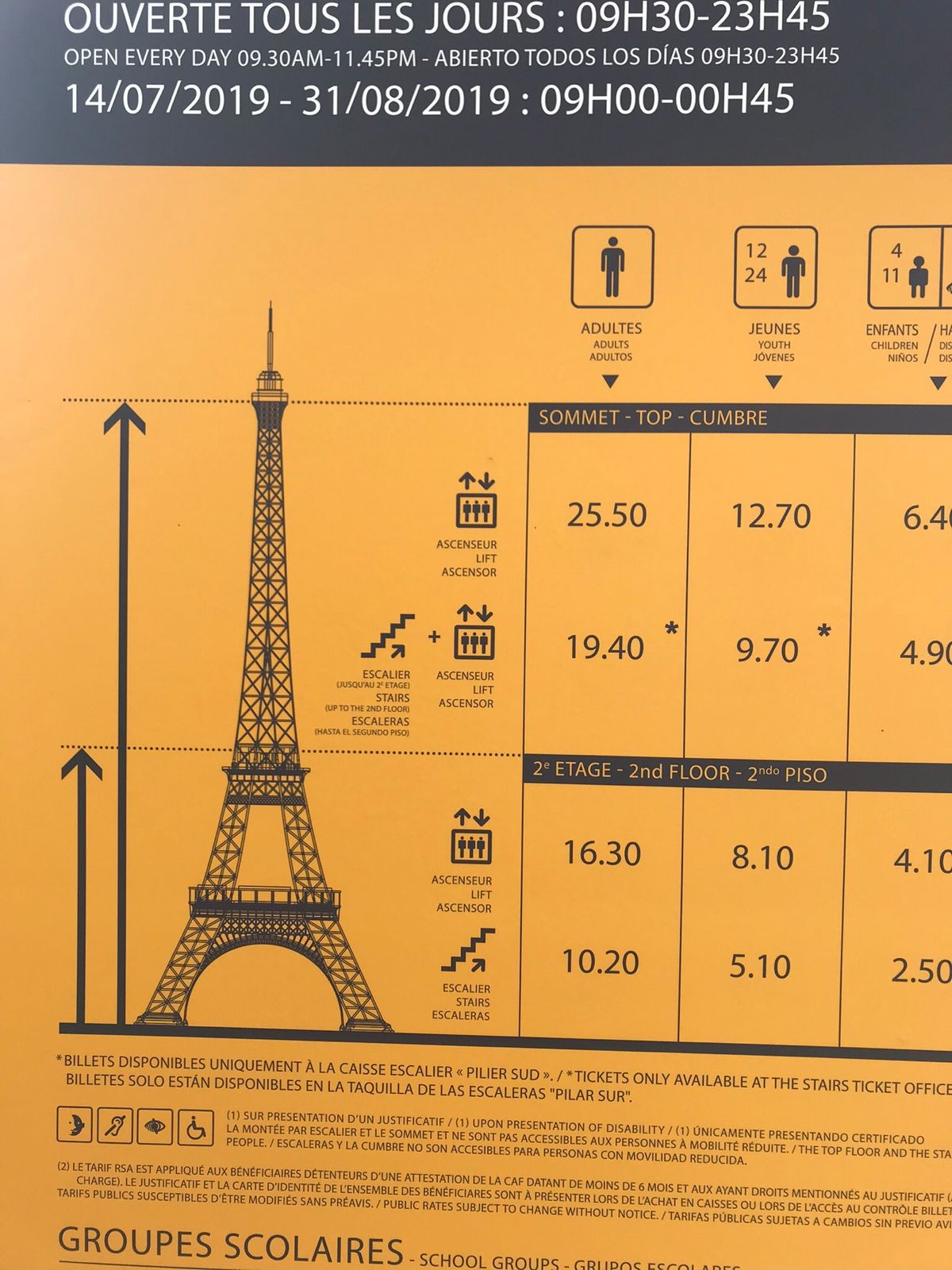 エッフェル塔は間近で見ると、ホントに刺繍のようだし、ミルクチョコのようなカ...