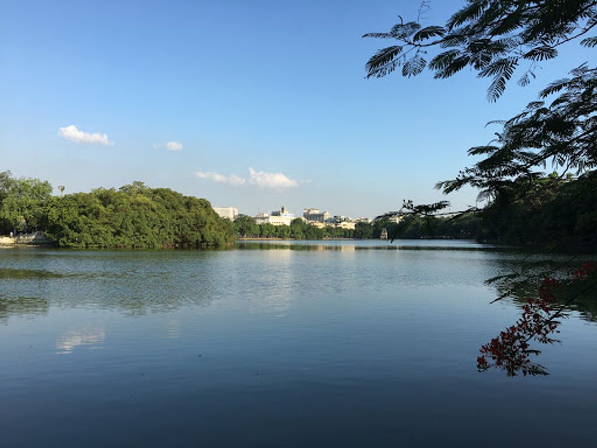 ホアンキエム湖周辺を散策。